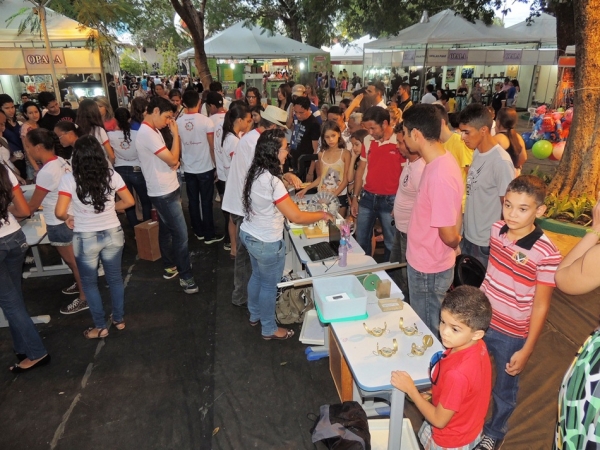 Público prestigia feira da CEEP com demonstrações práticas de física  - Imagem 11