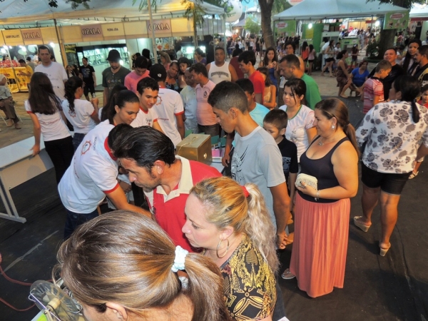 Público prestigia feira da CEEP com demonstrações práticas de física  - Imagem 3