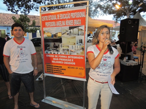 Público prestigia feira da CEEP com demonstrações práticas de física  - Imagem 14