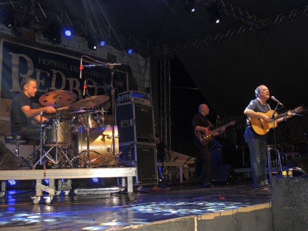Toquinho faz o público cantar e se emocionar cantando clássicos da MPB - Imagem 37