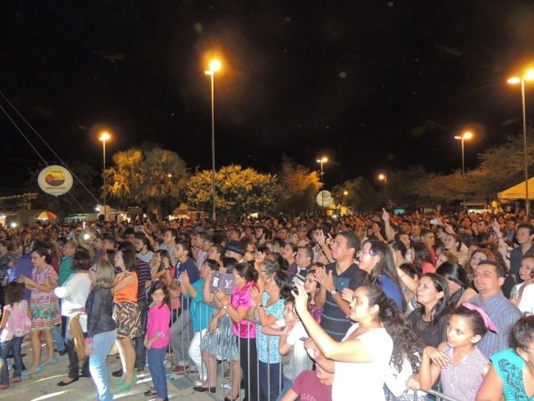 Toquinho faz o público cantar e se emocionar cantando clássicos da MPB - Imagem 50
