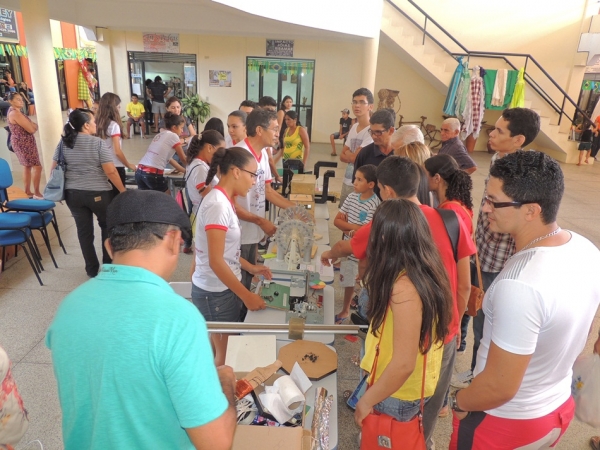Público prestigia feira da CEEP com demonstrações práticas de física  - Imagem 35