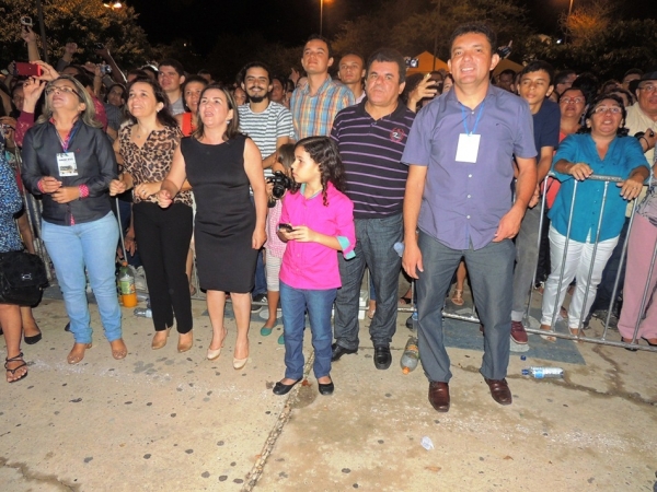 Toquinho faz o público cantar e se emocionar cantando clássicos da MPB - Imagem 48