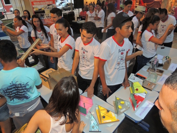 Público prestigia feira da CEEP com demonstrações práticas de física  - Imagem 5