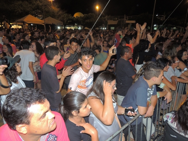 Toquinho faz o público cantar e se emocionar cantando clássicos da MPB - Imagem 9