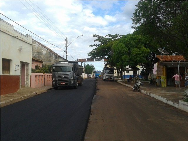 Praça Leônidas Melo recebe novo asfalto
