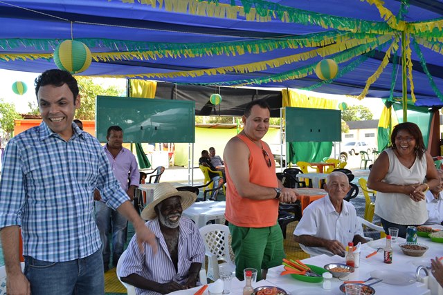 Prefeito oferece almoço para idosos do Serviço de Convivência e Fortalecimento de Vínculos