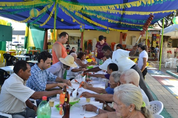 Prefeito oferece almoço para idosos do Serviço de Convivência e Fortalecimento de Vínculos - Imagem 2