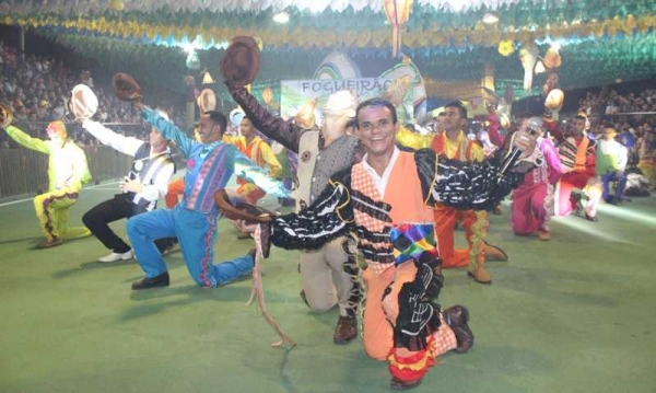 Prefeito Adriano Ramos (PT) entrega premiações do X Festival Cultural com cheque em COCAIS - Imagem 3