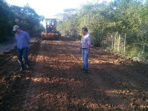 Prefeito Tonho Veríssimo acompanha serviços de recuperação de estradas vicinais