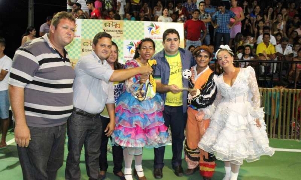 Prefeito Adriano Ramos (PT) entrega premiações do X Festival Cultural com cheque em COCAIS - Imagem 4