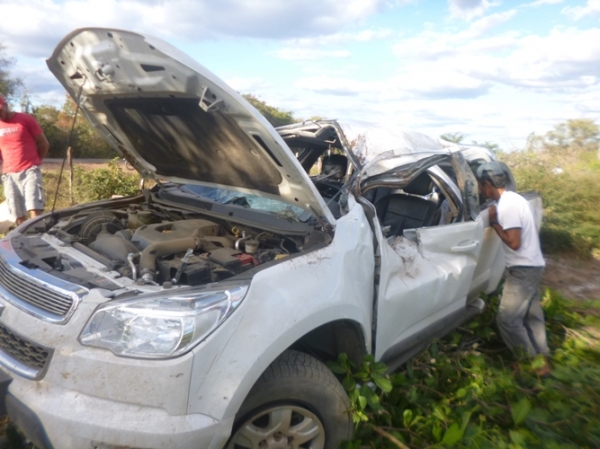 Caminhonete S 10 capota com família na BR 135 próximo a Redenção do Gurguéia  - Imagem 1