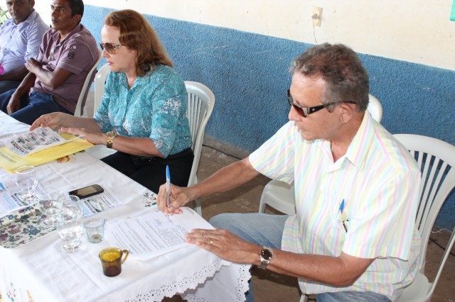 Salete Rêgo prefeita de Miguel Alves Assina ordem de serviço para a construção da cobertura da quadra na zona rural do município