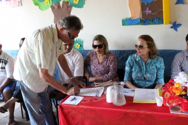 Prefeita assina ordem de serviço para a construção de um ginásio na localidade Calção Redondo - Imagem 10