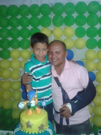 Airton Filho recebe seus amigos em casa, para juntos comemorarem seu aniversário