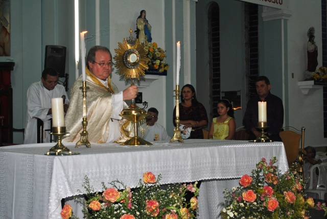Muita gente na 2ª noite dos festejos de Santo Antônio