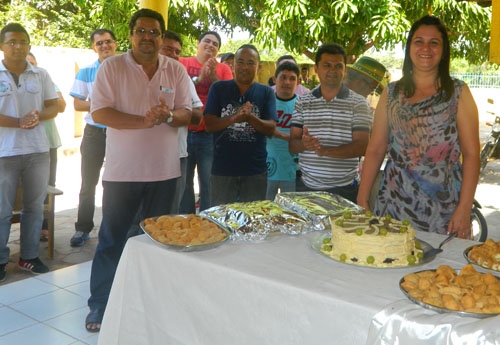 Funcionários homenagearam a Prefeita Paula Araujo pela passagem do seu aniversario - Imagem 1