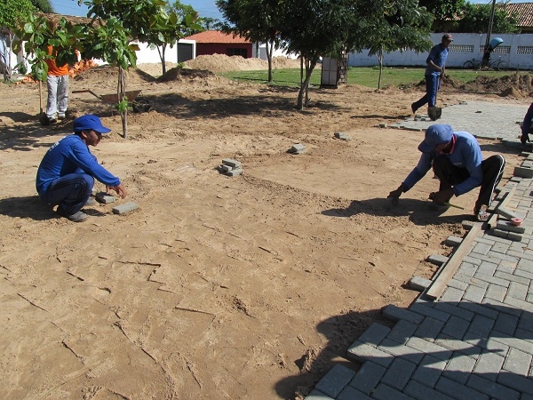 Prefeito Manin Geronço visita a construção da Praça Oceanira Gomes Bastos - Imagem 4