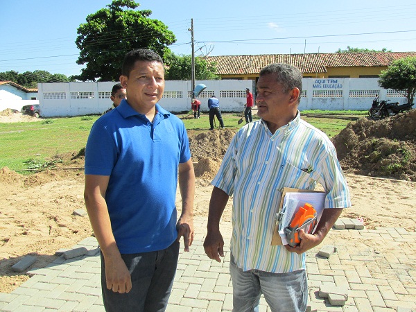 Prefeito Manin Geronço visita a construção da Praça Oceanira Gomes Bastos