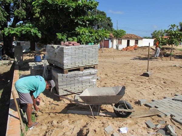 Prefeito Manin Geronço visita a construção da Praça Oceanira Gomes Bastos - Imagem 2