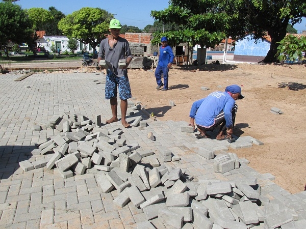 Prefeito Manin Geronço visita a construção da Praça Oceanira Gomes Bastos - Imagem 3
