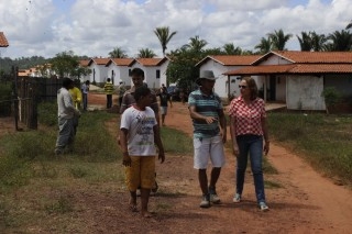 Prefeita Salete Rêgo garante aos moradores do conjunto habitacional Mangueirão energia elétricas em suas residências - Imagem 2