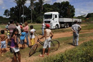 Prefeita Salete Rêgo garante aos moradores do conjunto habitacional Mangueirão energia elétricas em suas residências