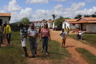 Prefeita Salete Rêgo garante aos moradores do conjunto habitacional Mangueirão energia elétricas em suas residências - Imagem 3