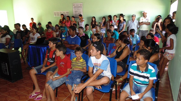 Em Santo Inácio lei da meia-entrada entra em vigor e alunos recebem sua primeira carteira 