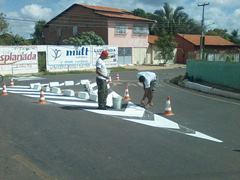 Cruzamento entre as ruas João Guariguazi e Hugo de Castro recebe sinalização