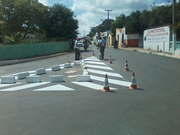 Cruzamento entre as ruas João Guariguazi e Hugo de Castro recebe sinalização - Imagem 1