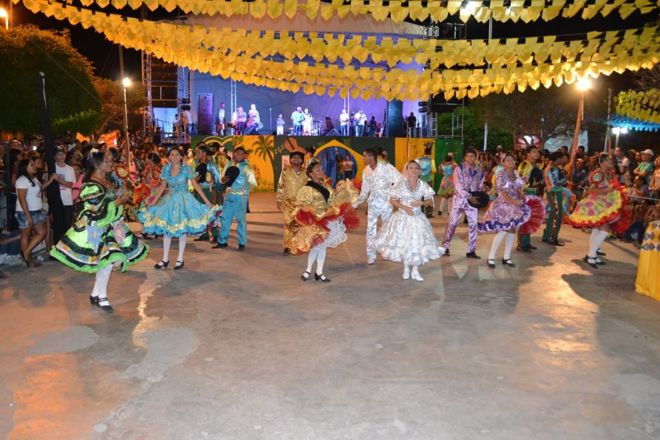 Quadrilha junina representa Pio IX em suas apresentações.