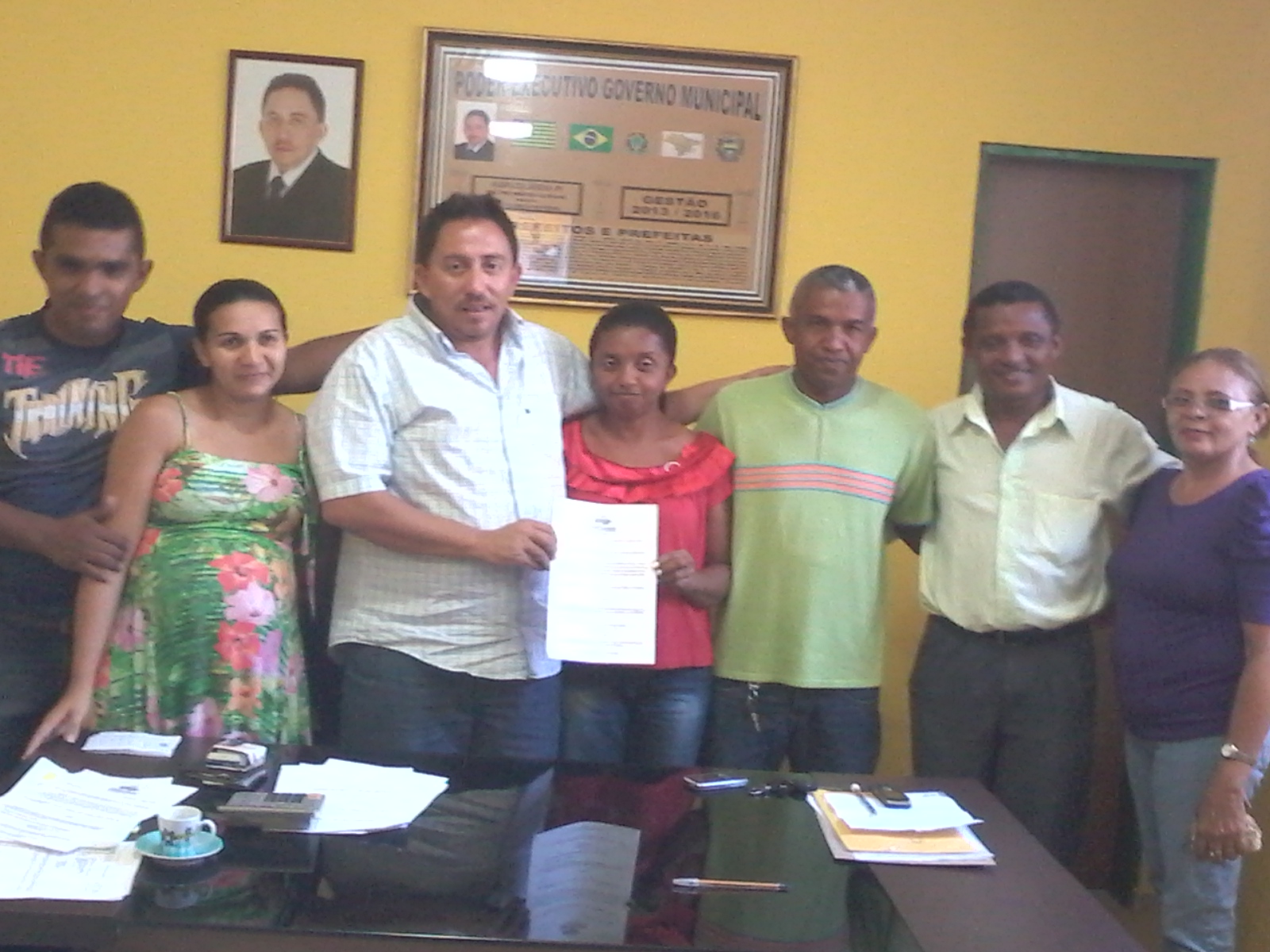 Professora da creche tia Eunice Assina sua Aposentadoria