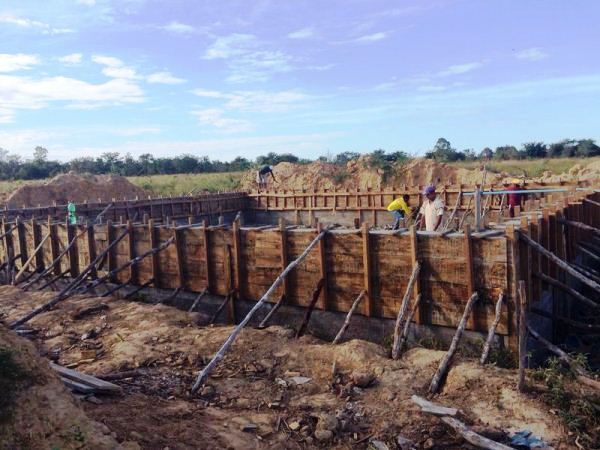 Bacia de contenção de enchentes é construída no Rio Surubim