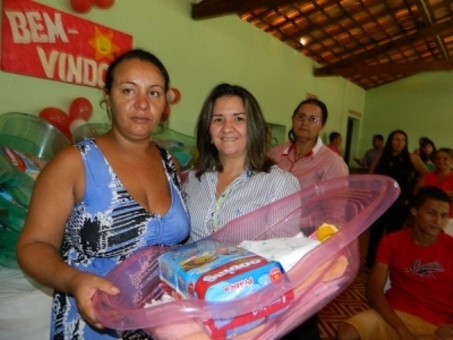 Prefeitura entrega enxovais a mães que deram a luz