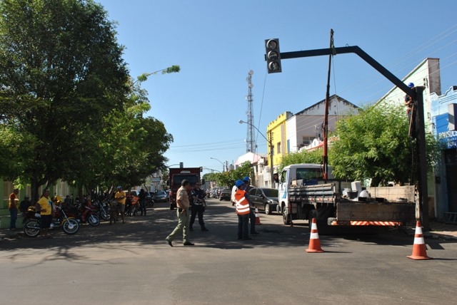 Novos semáforos e redutores de velocidade são implantados em ruas e avenidas - Imagem 1