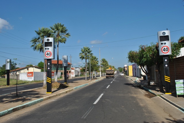 Novos semáforos e redutores de velocidade são implantados em ruas e avenidas