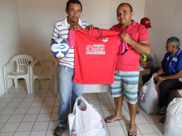 Equipes recebem material esportivo  - Imagem 7