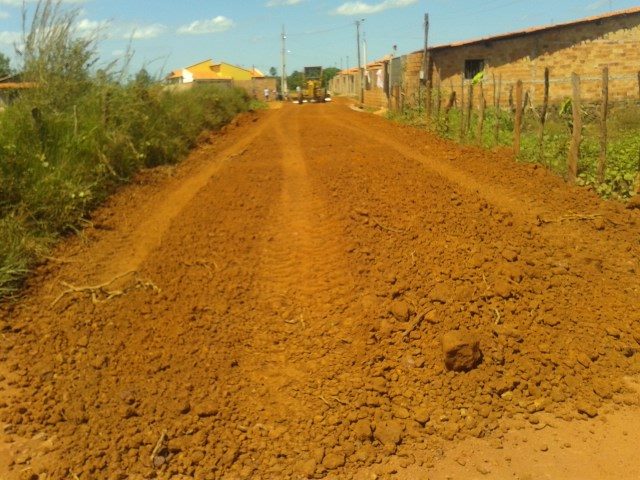 Prefeitura recupera ruas de Vilas