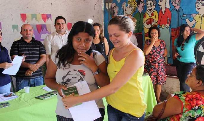 Secretaria de Assistência Social faz entrega benefícios do Programa Bolsa Família em São João do Arraial - Imagem 8