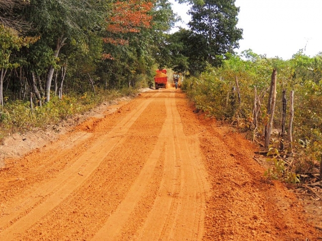 Prefeitura promove melhoria na estrada da Barroca - Imagem 17