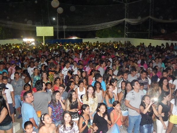 Uma multidão comparece ao show da Banda Amor Real e Forró na Cuia - Imagem 10