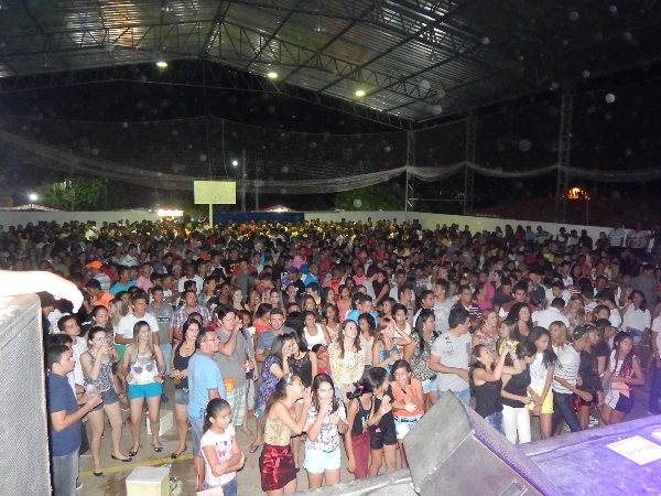 Uma multidão comparece ao show da Banda Amor Real e Forró na Cuia - Imagem 4