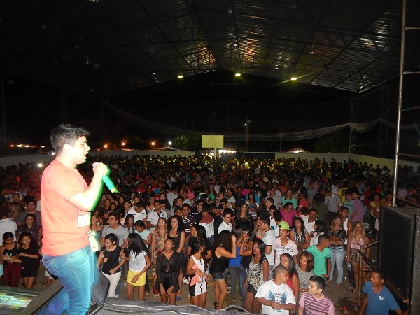 Uma multidão comparece ao show da Banda Amor Real e Forró na Cuia 