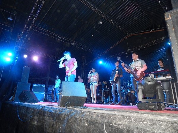 Uma multidão comparece ao show da Banda Amor Real e Forró na Cuia - Imagem 7