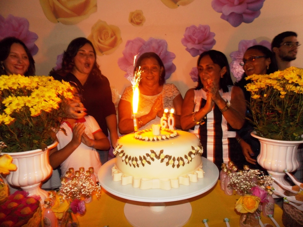 Fátima Batista reuniu familiares e amigos para comemorar seus 60 anos