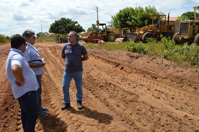 Prefeito Bernildo Val visita obras de pavimentação asfáltica da estrada de Coroa de São Remígio