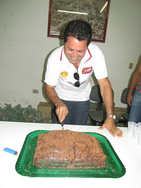 Secretário de Esporte - Ismael Guimarães ganha bolo de aniversário surpresa - Imagem 1