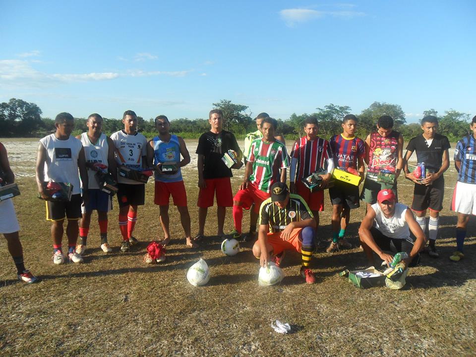 Atletas da seleção de Cocal de Telha recebem materiais para Copa da Amizade