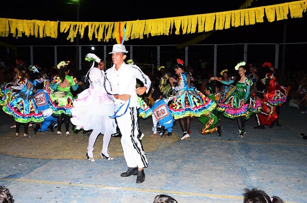 Projovem urbano de Santo Inácio do Piauí promove quadrilha  